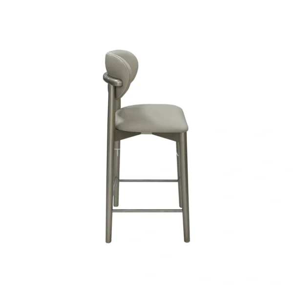 Vista lateral de la Silla de Barra Alice, silla de barra de cocina, fabricada en madera Cedro con pintura en Poliuretano color champagne, asiento y espaldar tapizado en sintético de alto tráfico. Silla de barra en Bucaramanga, Sillas de barra modernas, silla de barra en madera