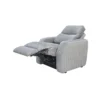 Tercera posición de la Silla Reclinable Delfos color gris, con sistema eléctrico para levantar los pies. Tapizado en tela repelente al agua y de fácil limpieza. Silla reclinable eléctrica. Reclinables en Bucaramanga.