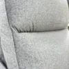 Detalle del tapizado de la Silla Reclinable Delfos color gris, con sistema eléctrico para levantar los pies. Tela repelente al agua y de fácil limpieza. Silla reclinable eléctrica. Reclinables en Bucaramanga.