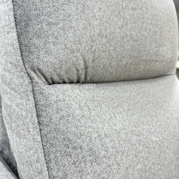 Detalle del tapizado de la Silla Reclinable Delfos color gris, con sistema eléctrico para levantar los pies. Tela repelente al agua y de fácil limpieza. Silla reclinable eléctrica. Reclinables en Bucaramanga.
