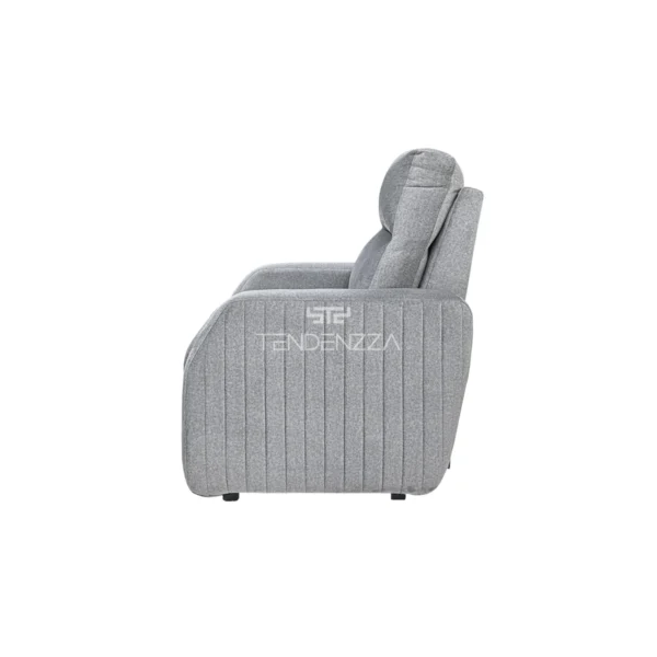 Vista lateral de la Silla Reclinable Delfos color gris, con sistema eléctrico para levantar los pies. Tapizado en tela repelente al agua y de fácil limpieza. Silla reclinable eléctrica. Reclinables en Bucaramanga.