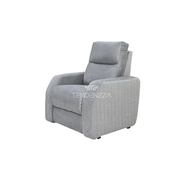 Costado izquierdo de la Silla Reclinable Delfos color gris, con sistema eléctrico para levantar los pies. Tapizado en tela repelente al agua y de fácil limpieza. Silla reclinable eléctrica. Reclinables en Bucaramanga.