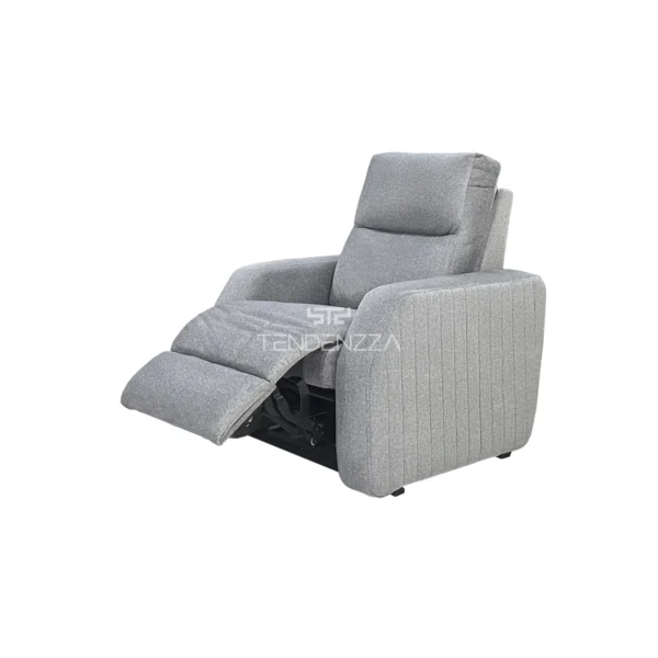 Primera posición de la Silla Reclinable Delfos color gris, con sistema eléctrico para levantar los pies. Tapizado en tela repelente al agua y de fácil limpieza. Silla reclinable eléctrica. Reclinables en Bucaramanga.
