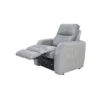 Segunda posición de la Silla Reclinable Delfos color gris, con sistema eléctrico para levantar los pies. Tapizado en tela repelente al agua y de fácil limpieza. Silla reclinable eléctrica. Reclinables en Bucaramanga.