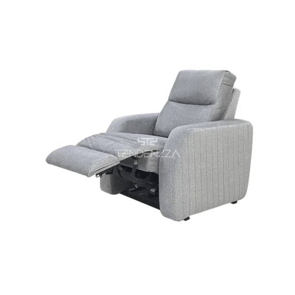 Segunda posición de la Silla Reclinable Delfos color gris, con sistema eléctrico para levantar los pies. Tapizado en tela repelente al agua y de fácil limpieza. Silla reclinable eléctrica. Reclinables en Bucaramanga.