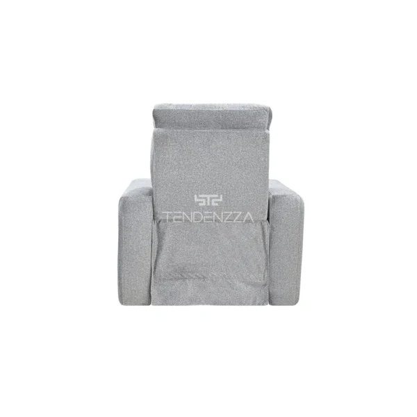 Vista posterior de la Silla Reclinable Delfos color gris, con sistema eléctrico para levantar los pies. Tapizado en tela repelente al agua y de fácil limpieza. Silla reclinable eléctrica. Reclinables en Bucaramanga.