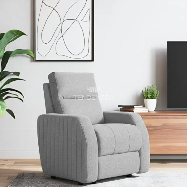 Silla Reclinable Delfos color gris, Silla para sala de TV con sistema eléctrico para levantar los pies. Tapizado en tela repelente al agua y de fácil limpieza. Silla reclinable eléctrica. Reclinables en Bucaramanga.