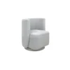 Costado derecho de la Silla Auxiliar Cassini, silla auxiliar para sala con base giratoria, fabricada en madera cedro 100% natural y tapizada en tela repelente a líquidos color crema. Silla Auxiliar gris, Sillas auxiliares en Bucaramanga, Sillas auxiliares modernas. Muebles en oferta en Bucaramanga