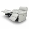 Descansa pies del puesto izquierdo del Sofá Reclinable 3 puestos en Cuero natural color gris, con sistema Zero Gravity. Sofá Reclinable eléctrico, Reclinables en Cuero, Muebles Reclinables en Bucaramanga. Sofá para ver TV. Sofá Reclinable TENDENZZA de 3 puestos