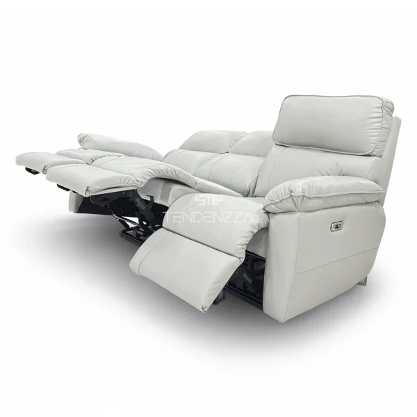 Descansa pies del puesto izquierdo del Sofá Reclinable 3 puestos en Cuero natural color gris, con sistema Zero Gravity. Sofá Reclinable eléctrico, Reclinables en Cuero, Muebles Reclinables en Bucaramanga. Sofá para ver TV. Sofá Reclinable TENDENZZA de 3 puestos