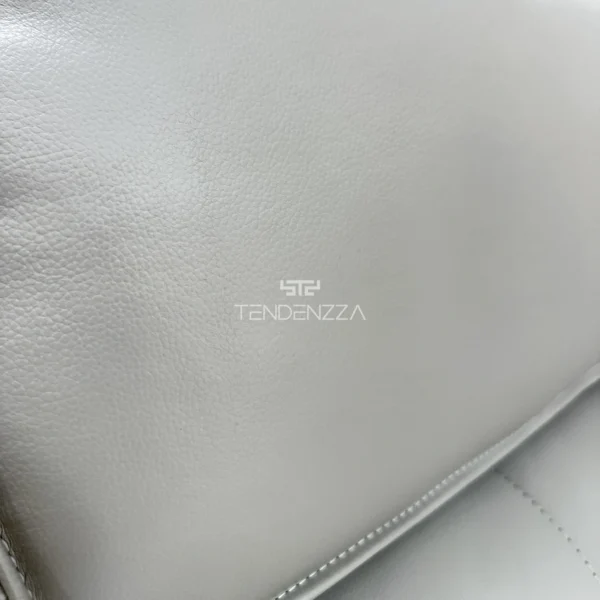 Textura del Cuero del Sofá Reclinable 3 puestos color gris, con sistema Zero Gravity. Sofá Reclinable eléctrico, Reclinables en Cuero, Muebles Reclinables en Bucaramanga. Sofá para ver TV. Sofá Reclinable TENDENZZA de 3 puestos