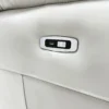 Puerto USB-C y botón para abrir la Silla Reclinable eléctrica en Cuero natural color gris, con herraje Zero Gravity. Sillón Reclinable eléctrico, Reclinables en Cuero, Silla Reclinable en Bucaramanga. Silla Reclinable 1 puesto