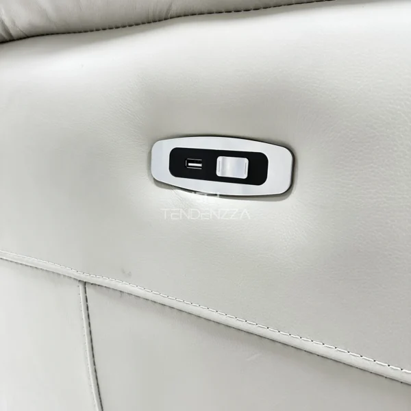 Puerto USB-C y botón para abrir la Silla Reclinable eléctrica en Cuero natural color gris, con herraje Zero Gravity. Sillón Reclinable eléctrico, Reclinables en Cuero, Silla Reclinable en Bucaramanga. Silla Reclinable 1 puesto