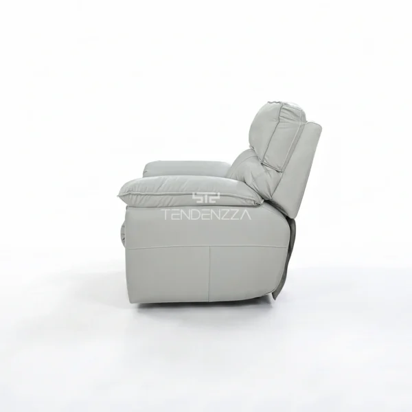 Primera posición de la Silla Reclinable Tendenzza eléctrica en Cuero natural color gris, con sistema Zero Gravity. Sillón Reclinable eléctrico, Silla Reclinable en Cuero, Silla Reclinable en Bucaramanga, Silla Reclinable 1 puesto