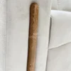 Detalle de madera Flormorado en el brazo del Sofá Cama Click Alpha, Un Sofá cama doble, práctico para convertirlo en cama y dormir hasta dos personas Sofá cama en Tela color taupé. Sofá cama de 2 puestos. Sofás cama modernos. Sofá cama en Bucaramanga