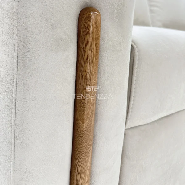 Detalle de madera Flormorado en el brazo del Sofá Cama Click Alpha, Un Sofá cama doble, práctico para convertirlo en cama y dormir hasta dos personas Sofá cama en Tela color taupé. Sofá cama de 2 puestos. Sofás cama modernos. Sofá cama en Bucaramanga