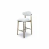 Lado izquierdo de la Silla de Barra Alice, Silla de barra para cocina, elaborada en madera Flormorado, con pintura en Poliuretano color natural. Asiento y espaldar tapizado en tela tipo burda. Silla de barra en Bucaramanga, Sillas de barra modernas, silla de barra en madera