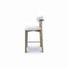 Vista lateral de la Silla de Barra Alice, Silla de barra para cocina, elaborada en madera Flormorado, con pintura en Poliuretano color natural. Asiento y espaldar tapizado en tela tipo burda. Silla de barra en Bucaramanga, Sillas de barra modernas, silla de barra en madera