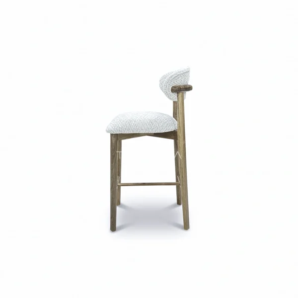 Vista lateral de la Silla de Barra Alice, Silla de barra para cocina, elaborada en madera Flormorado, con pintura en Poliuretano color natural. Asiento y espaldar tapizado en tela tipo burda. Silla de barra en Bucaramanga, Sillas de barra modernas, silla de barra en madera