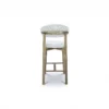 Vista posterior de la Silla de Barra Alice, Silla de barra para cocina, elaborada en madera Flormorado, con pintura en Poliuretano color natural. Asiento y espaldar tapizado en tela tipo burda. Silla de barra en Bucaramanga, Sillas de barra modernas, silla de barra en madera