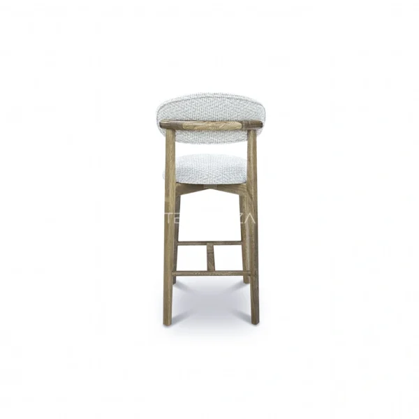 Vista posterior de la Silla de Barra Alice, Silla de barra para cocina, elaborada en madera Flormorado, con pintura en Poliuretano color natural. Asiento y espaldar tapizado en tela tipo burda. Silla de barra en Bucaramanga, Sillas de barra modernas, silla de barra en madera