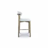 Vista lateral de la Silla de Barra Alice, Silla de barra para cocina, elaborada en madera Flormorado, con pintura en Poliuretano color natural. Asiento y espaldar tapizado en tela tipo burda. Silla de barra en Bucaramanga, Sillas de barra modernas, silla de barra en madera