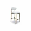 Vista derecho de la Silla de Barra Alice, Silla de barra para cocina, elaborada en madera Flormorado, con pintura en Poliuretano color natural. Asiento y espaldar tapizado en tela tipo burda. Silla de barra en Bucaramanga, Sillas de barra modernas, silla de barra en madera