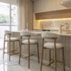 Tres Sillas de barra en madera Flormorado, Silla de Barra Alice en Flormorado, con pintura en Poliuretano color natural. Asiento y espaldar tapizado en tela tipo burda. Silla de barra para la cocina, Silla de barra en Bucaramanga, Sillas de barra modernas, silla de barra en madera