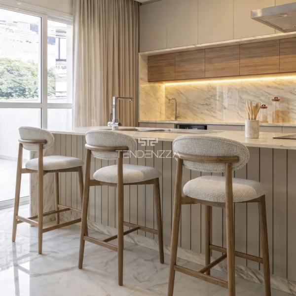 Tres Sillas de barra en madera Flormorado, Silla de Barra Alice en Flormorado, con pintura en Poliuretano color natural. Asiento y espaldar tapizado en tela tipo burda. Silla de barra para la cocina, Silla de barra en Bucaramanga, Sillas de barra modernas, silla de barra en madera